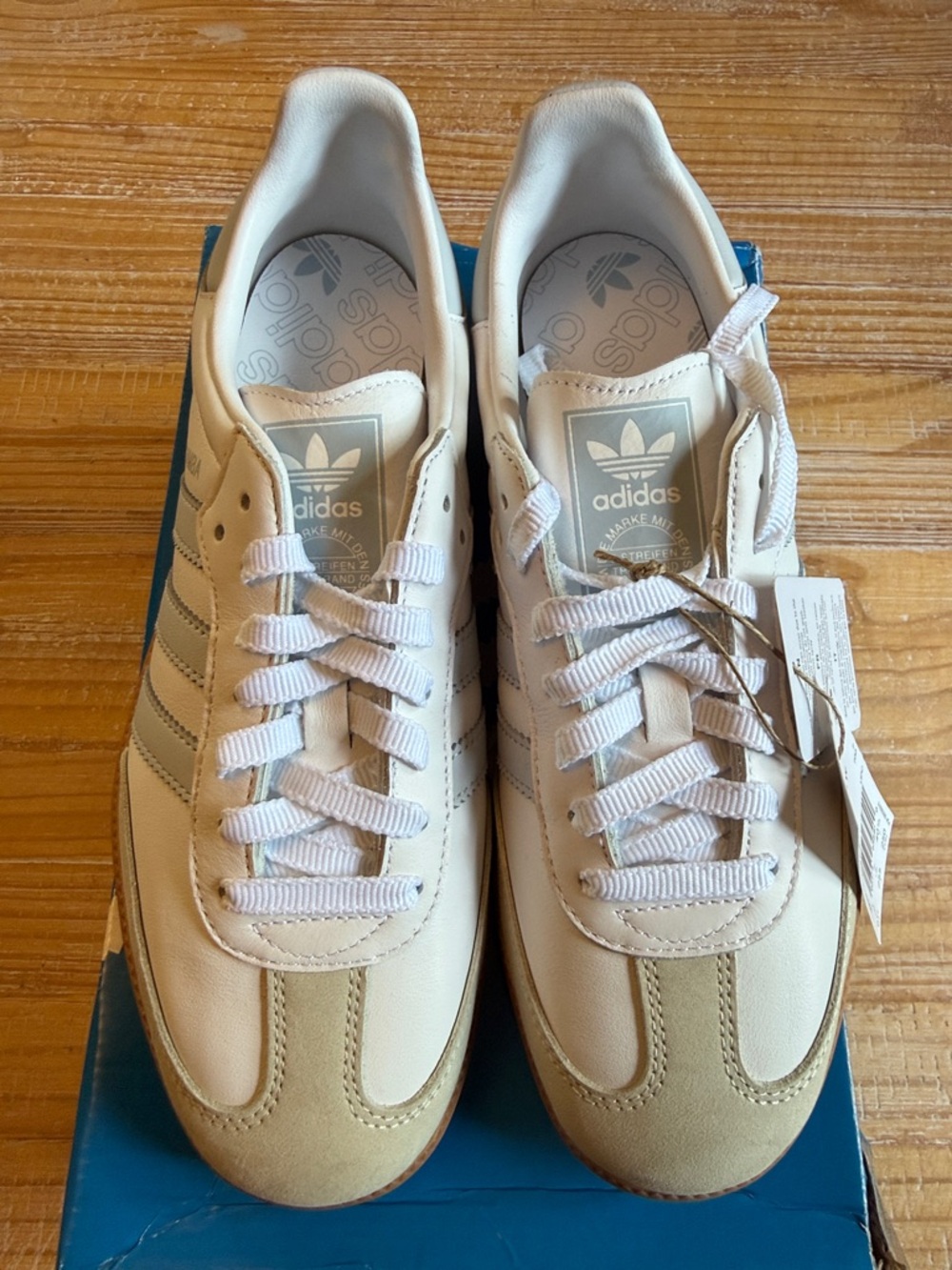 adidas original Women’s Cream and White Samba